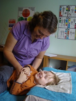 Kinesiology session Lilian with boy 03